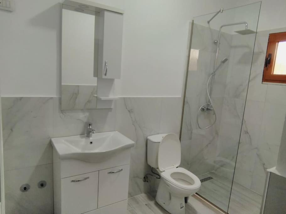 Villa Besnik, Rooms For Rent Vlore Luaran gambar