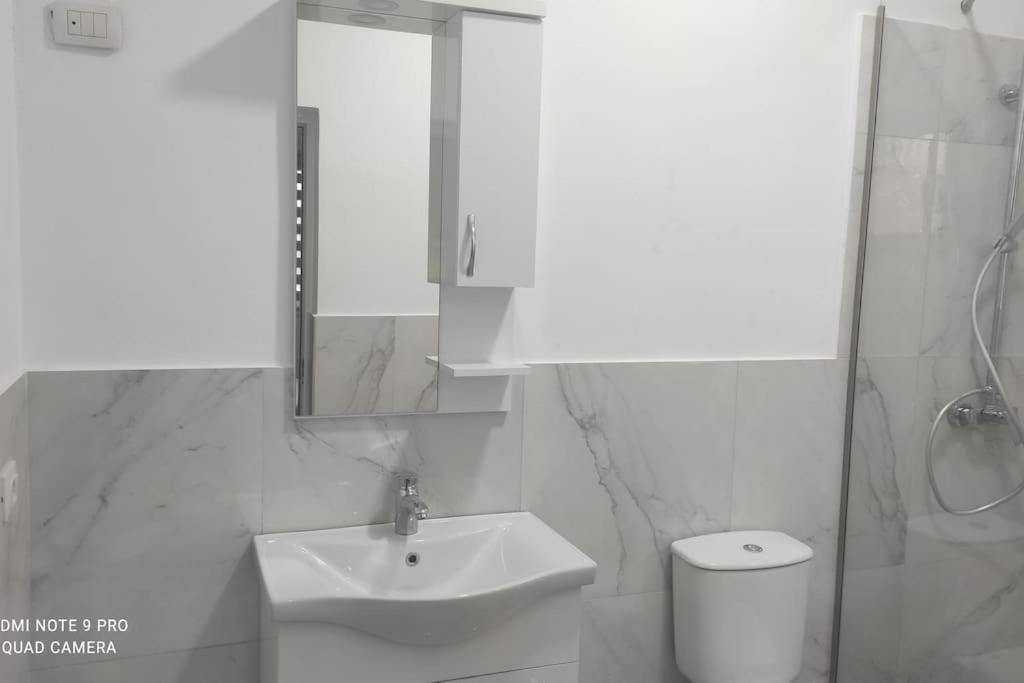 Villa Besnik, Rooms For Rent Vlore Luaran gambar