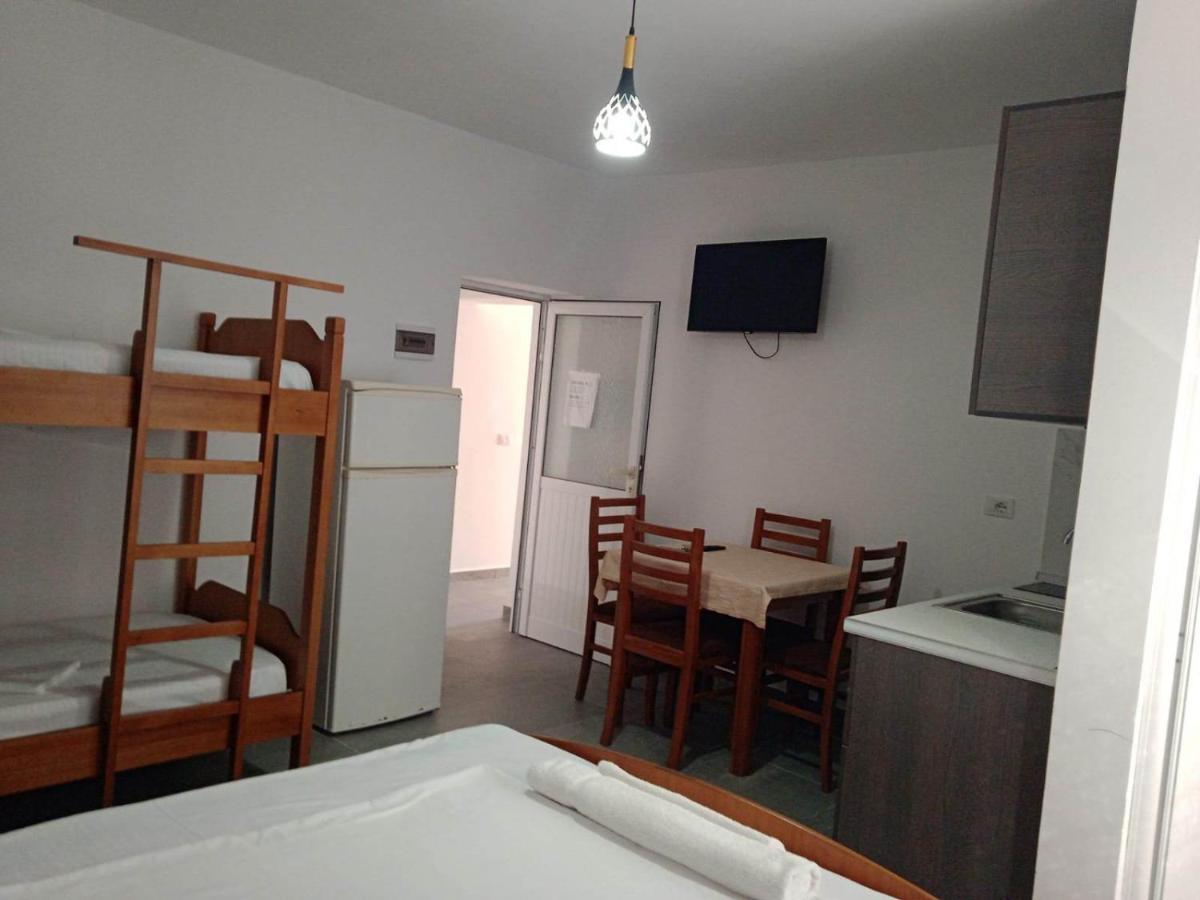 Villa Besnik, Rooms For Rent Vlore Luaran gambar